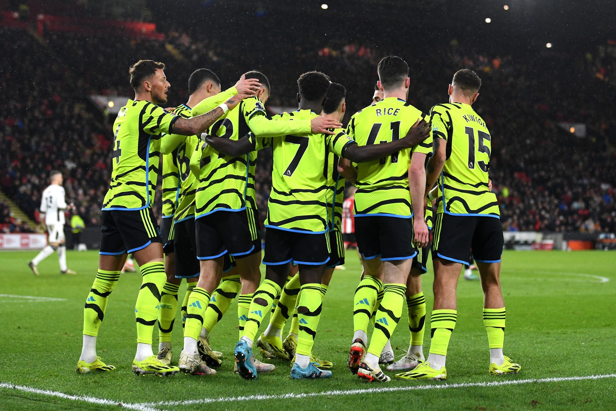 Người hâm mộ Arsenal "nhẹ nhõm" trước thông tin của Saka và Martinelli