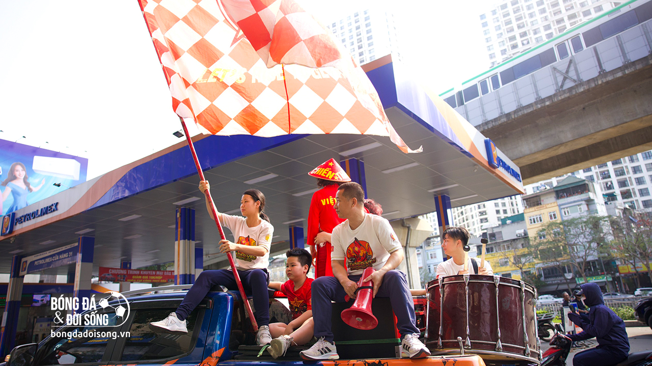 CĐV VFS diễu hành sớm, cổ động tinh thần cho tuyển Việt Nam trước trận gặp Indonesia