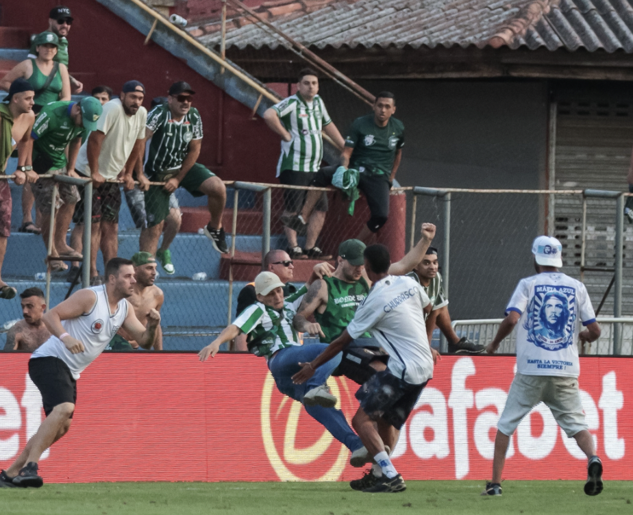 Đang đá bóng, cầu thủ bị hàng trăm CĐV lao xuống sân đuổi đánh