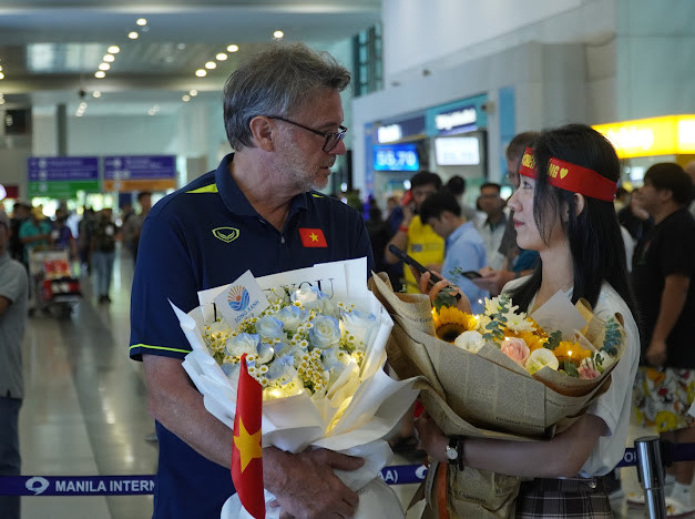 Đội tuyển Việt Nam nhận được món quà đặc biệt khi đặt chân đến Philippines