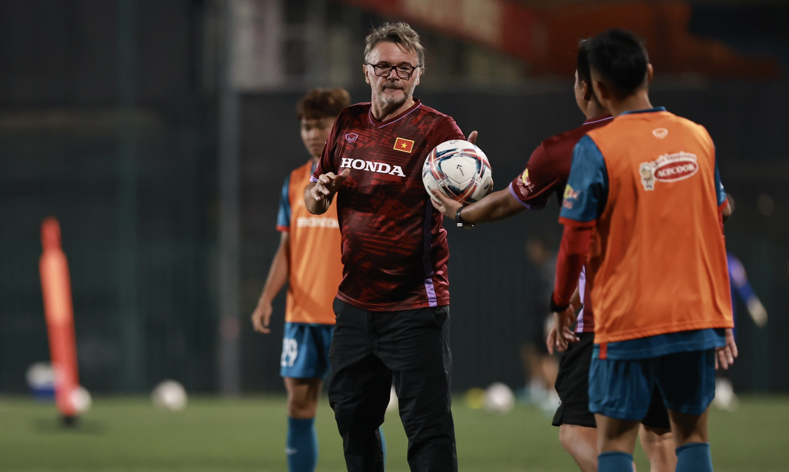 HLV Troussier đã làm gì khi gặp đối thủ là Philippines?