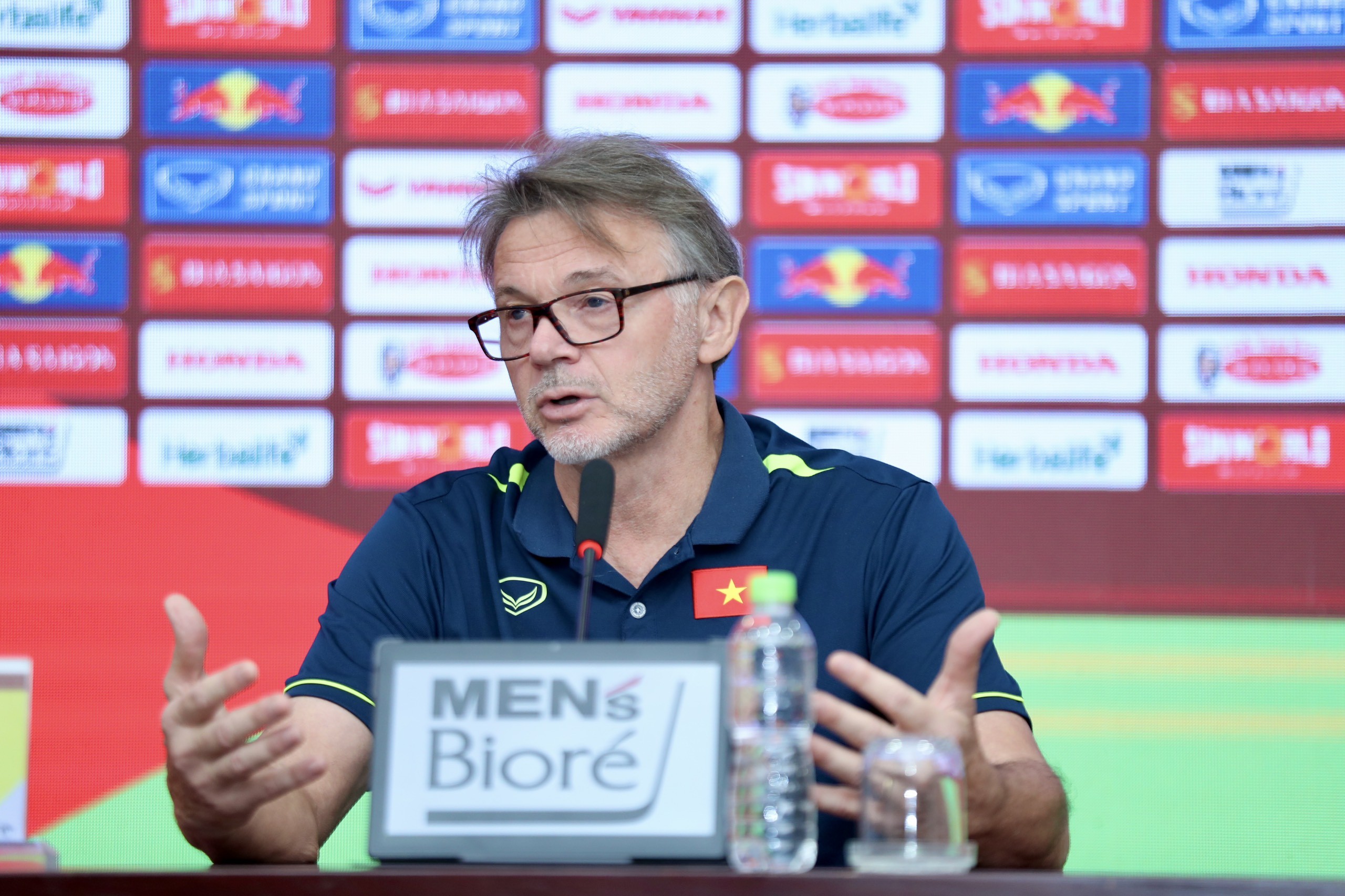 Việt Nam và Iraq có cùng lối chơi bóng, HLV Troussier nói gì?