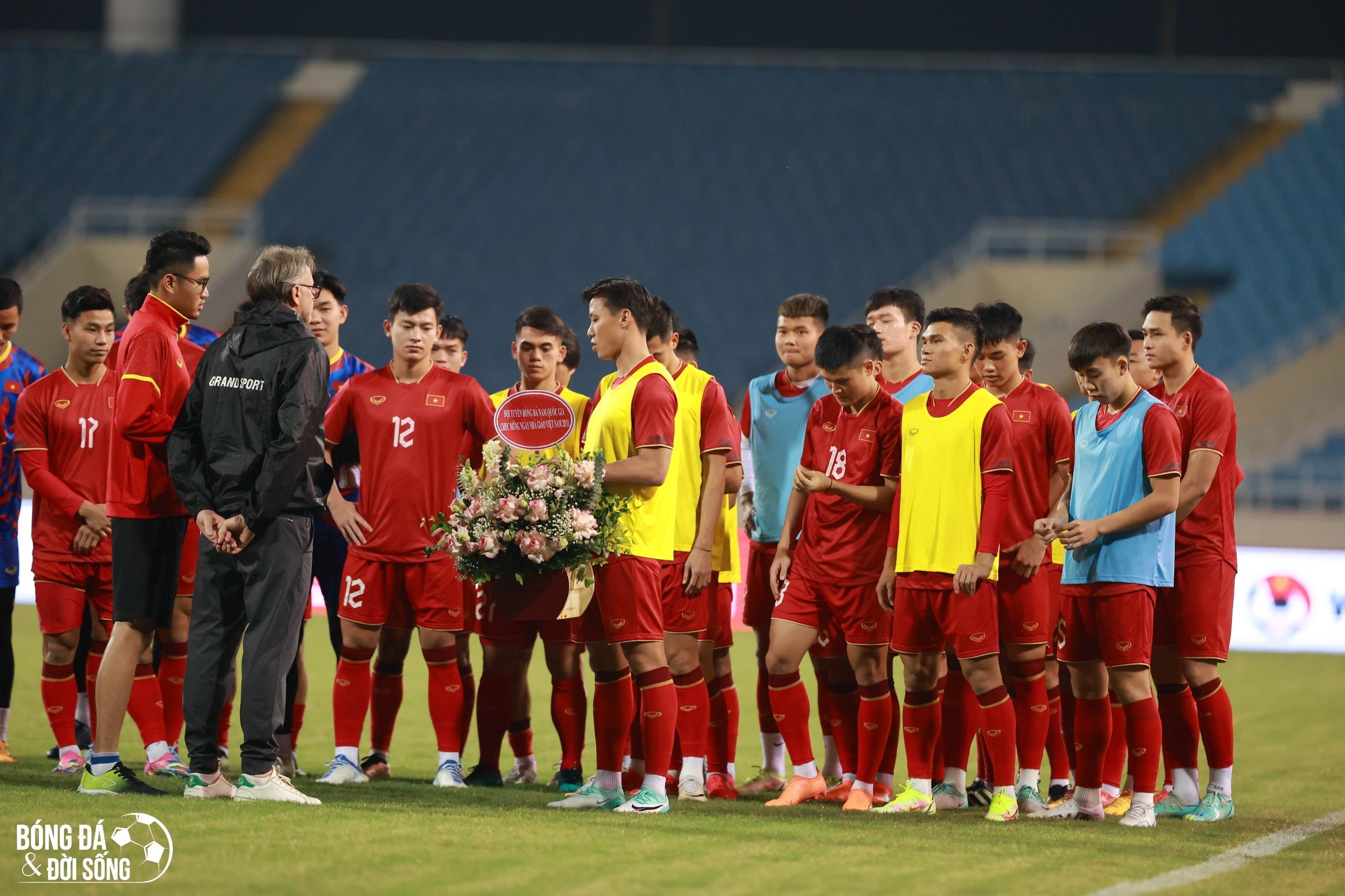 Quế Ngọc Hải thay mặt đồng đội tặng hoa chúc mừng thầy Troussier ngày 20/11