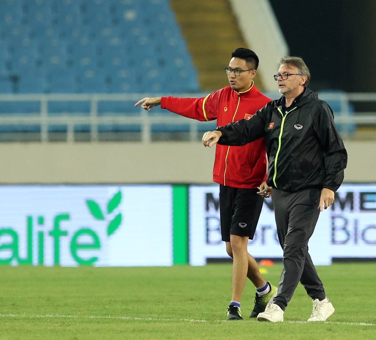 Đội tuyển Việt Nam có hành động ý nghĩa với huấn luyện viên Troussier trước trận đấu với Iraq