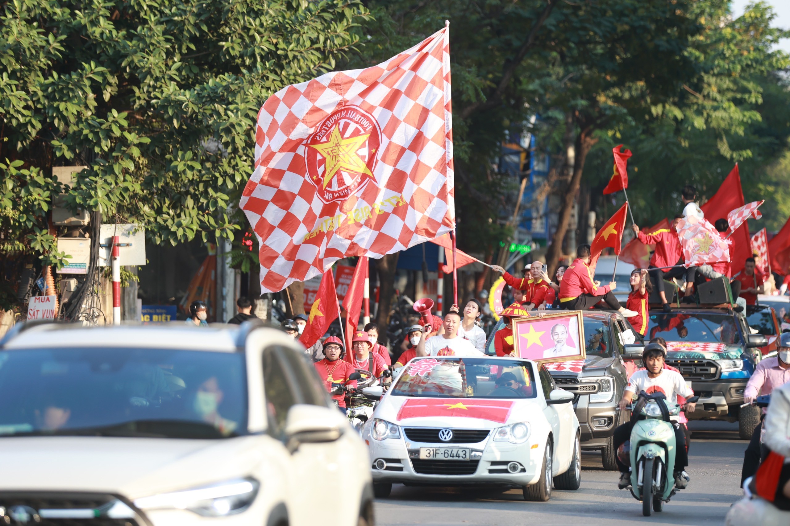 Hàng trăm CĐV diễu hành "tiếp lửa" ĐT Việt Nam, nhắn gửi thông điệp ý nghĩa trước giờ G