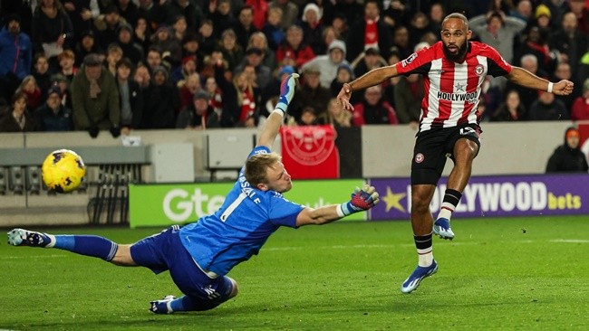 Thủ thành Arsenal “yếu thế” trước Brentford