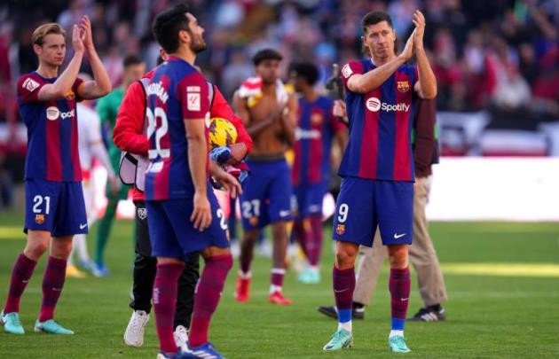 Barcelona rơi vào thế khó, De Jong không thể cứu