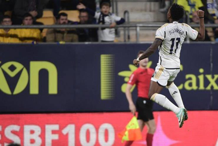 Rodrygo bùng nổ, đưa Real Madrid trở lại ngôi đầu