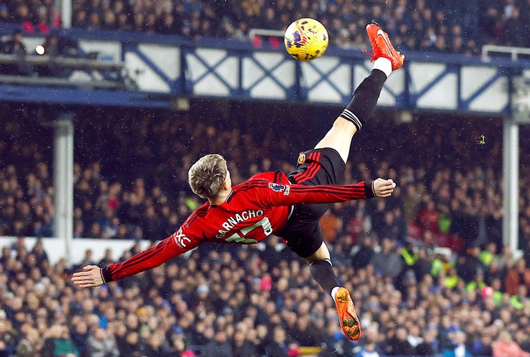 Thầy trò HLV Ten Hag “xát muối vào vết thương” của Everton