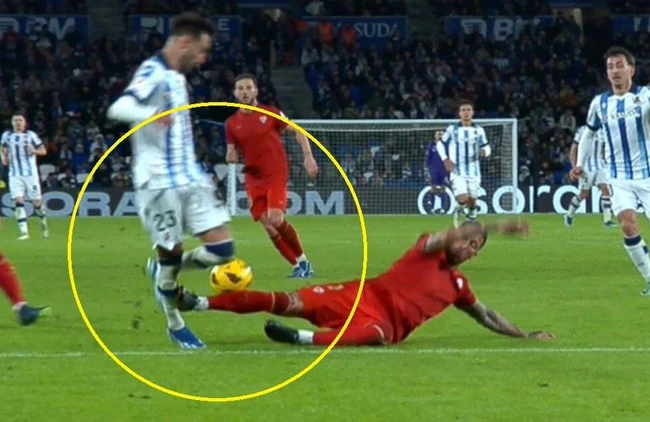 Ramos lại đạp gầm giày, lập kỷ lục về số lần bị đuổi khỏi sân