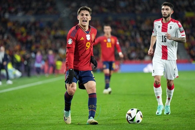 CHÍNH THỨC: Gavi phẫu thuật thành công nhưng Barca vẫn phải tìm người thay thế