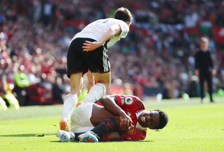 MU thông báo tin dữ: Trò cưng Ten Hag phẫu thuật lần hai, ngồi ngoài hết năm