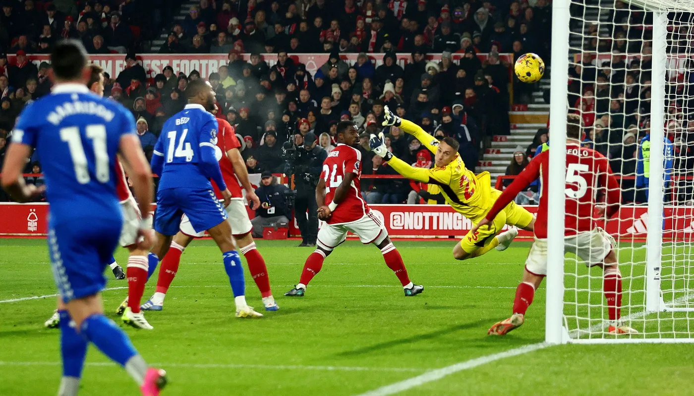 McNeil lập công đưa Everton thoát khỏi đáy bảng xếp hạng