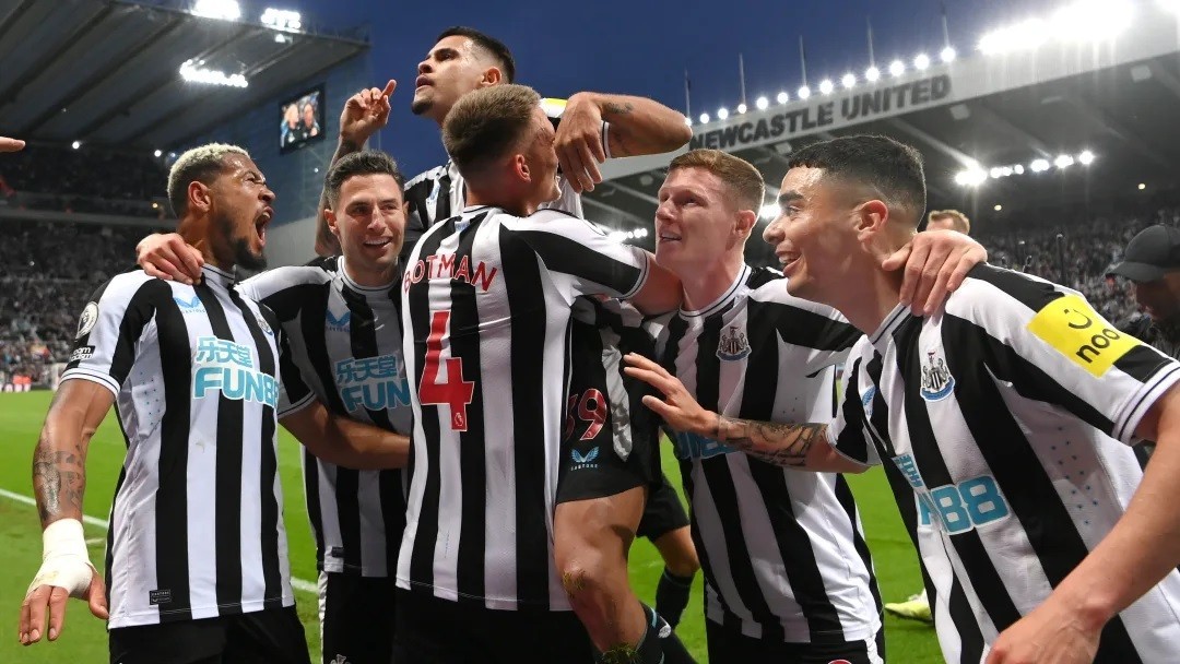 Bị Newcastle đánh bại, MU văng khỏi Top 6