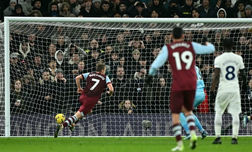 West Ham lội ngược dòng, Tottenham chìm sâu khủng hoảng
