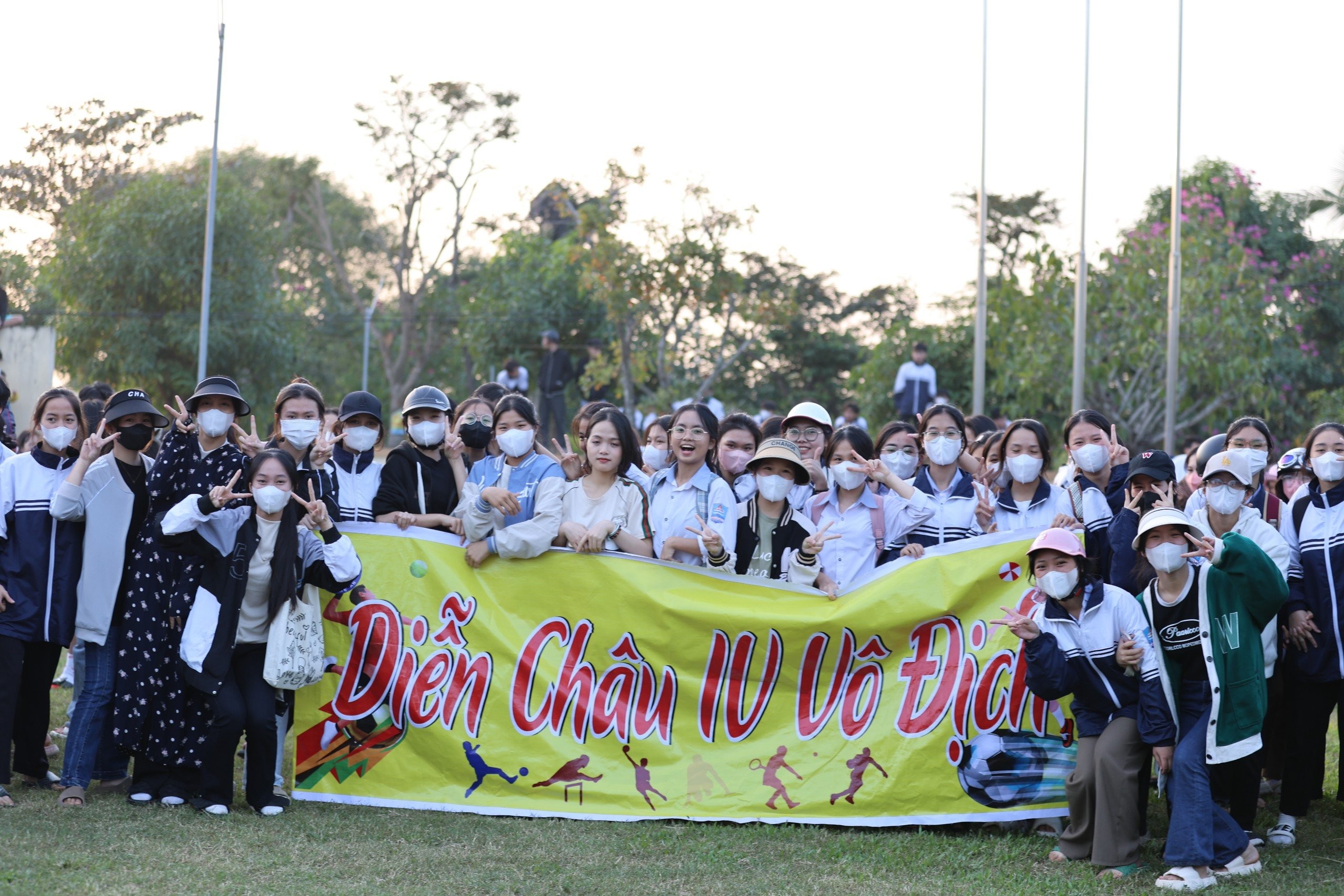 Thắng kịch tính ở loạt penalty cân não, Diễn Châu 4 lên ngôi vô địch hội khoẻ Phù Đổng 2023