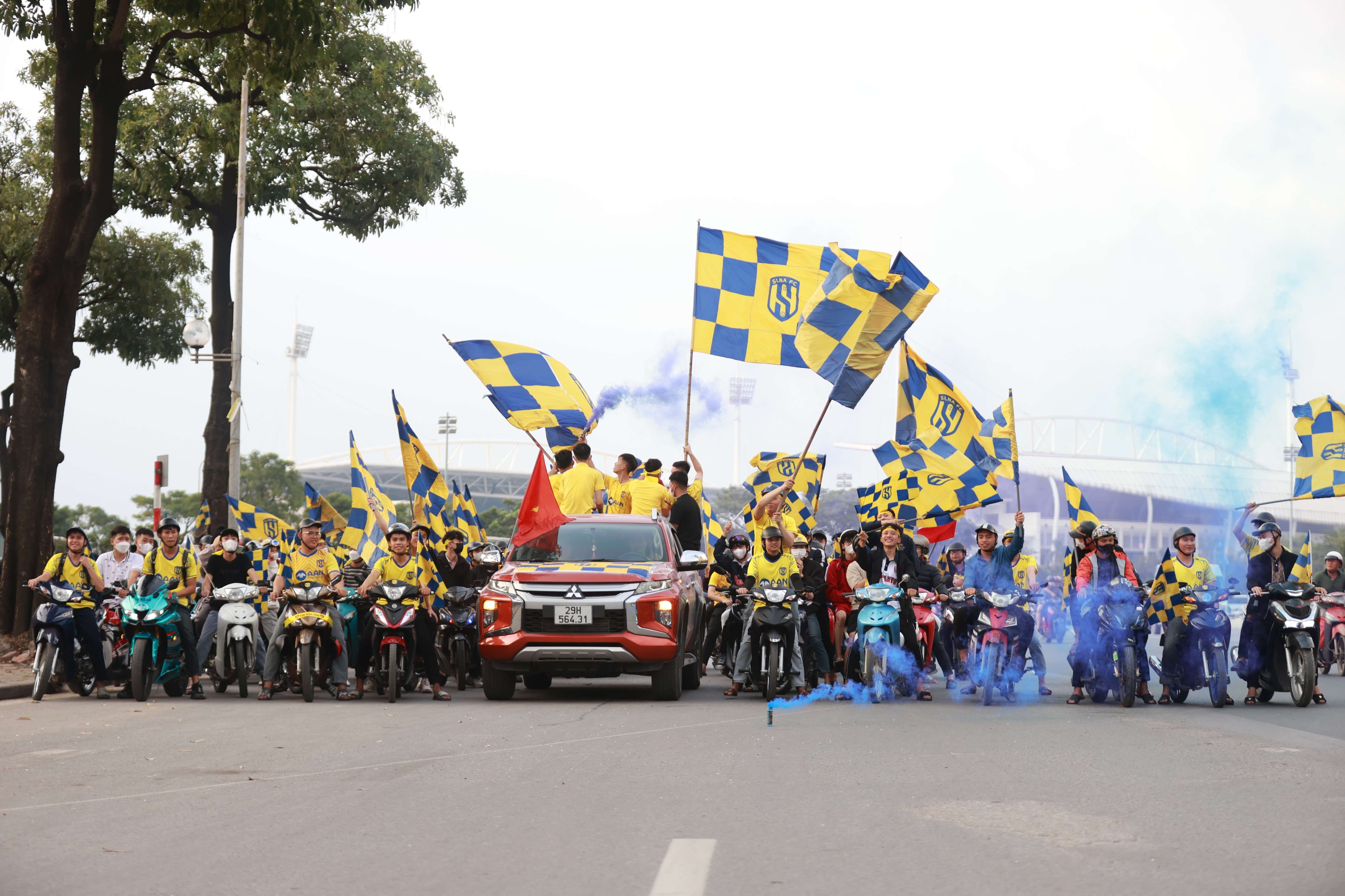 CĐV Sông Lam Nghệ An diễu hành ''tiếp lửa'' cho đội bóng quê hương