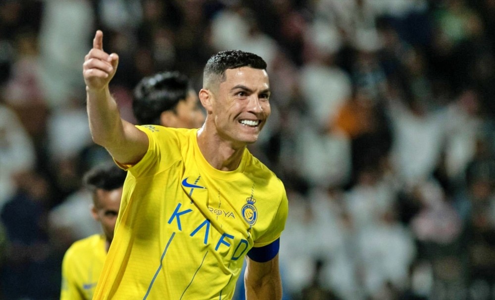 Ronaldo chia tay MU: Kẻ khủng hoảng, người lên hương