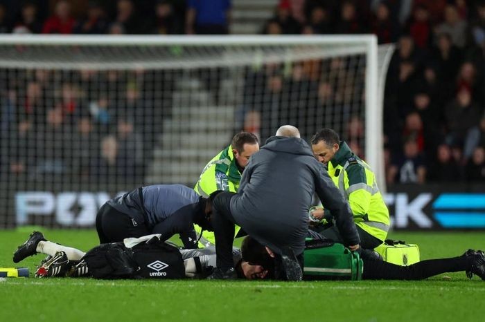 Đội trưởng Luton Town đột quỵ trên sân trước Bournemouth