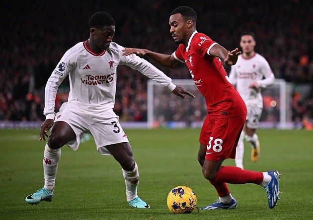 Kobbie Mainoo thi đấu tốt hơn mong đợi trước Liverpool