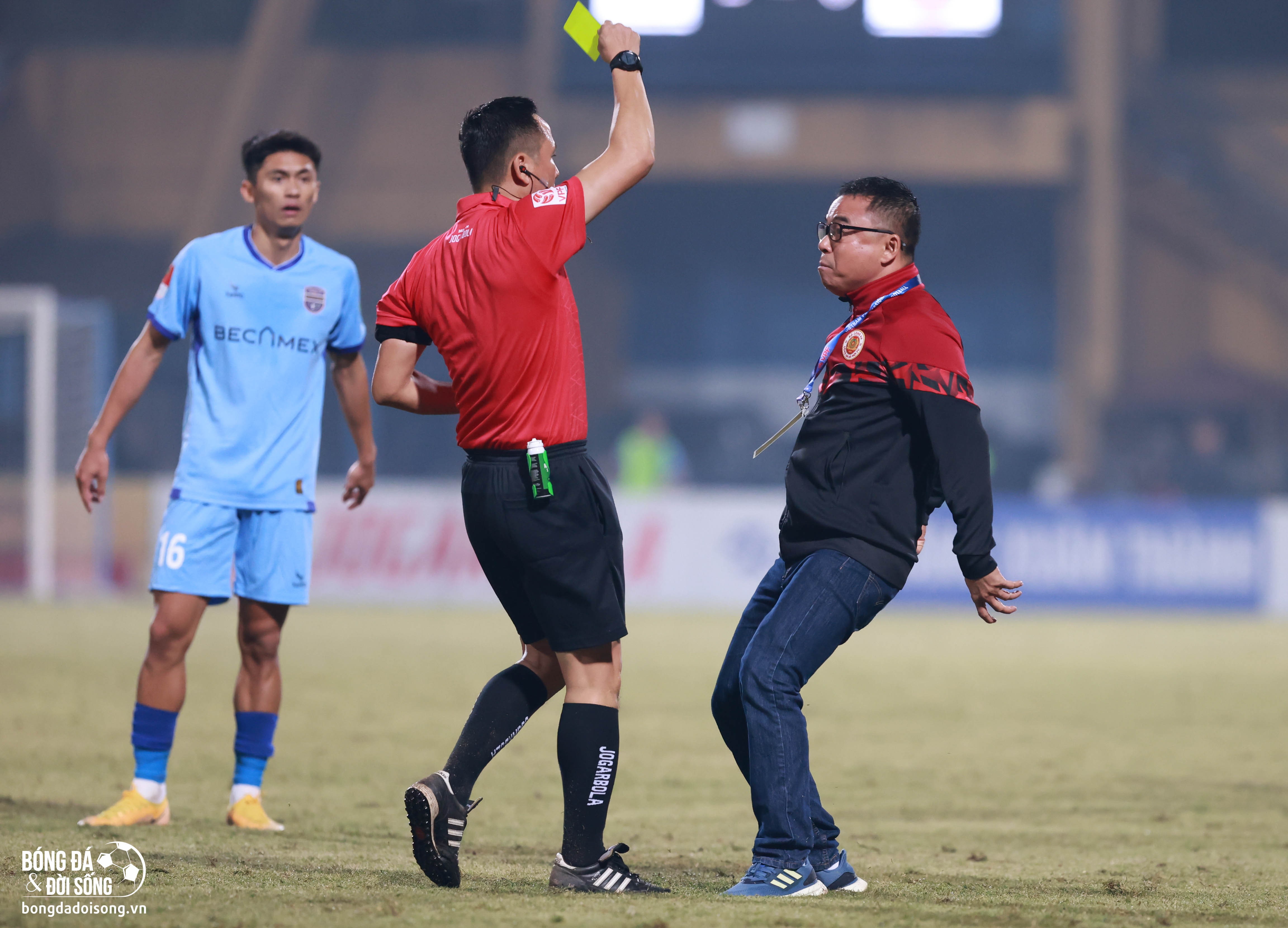 Huấn luyện viên Trần Tiến Đại xô xát với trọng tài