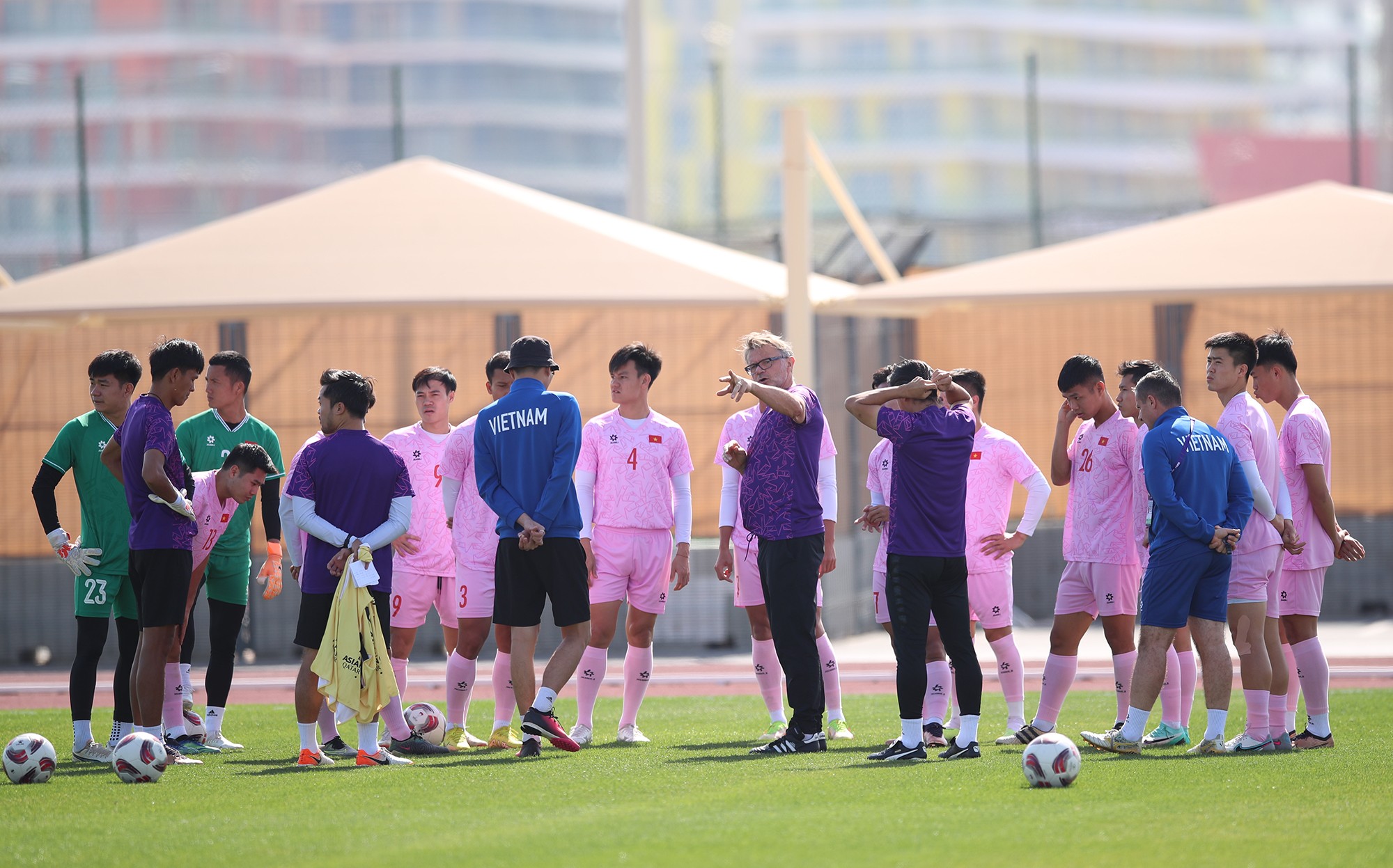 Tuyển Việt Nam 'luyện công' giữa trưa nắng gắt sẵn sàng đấu Indonesia