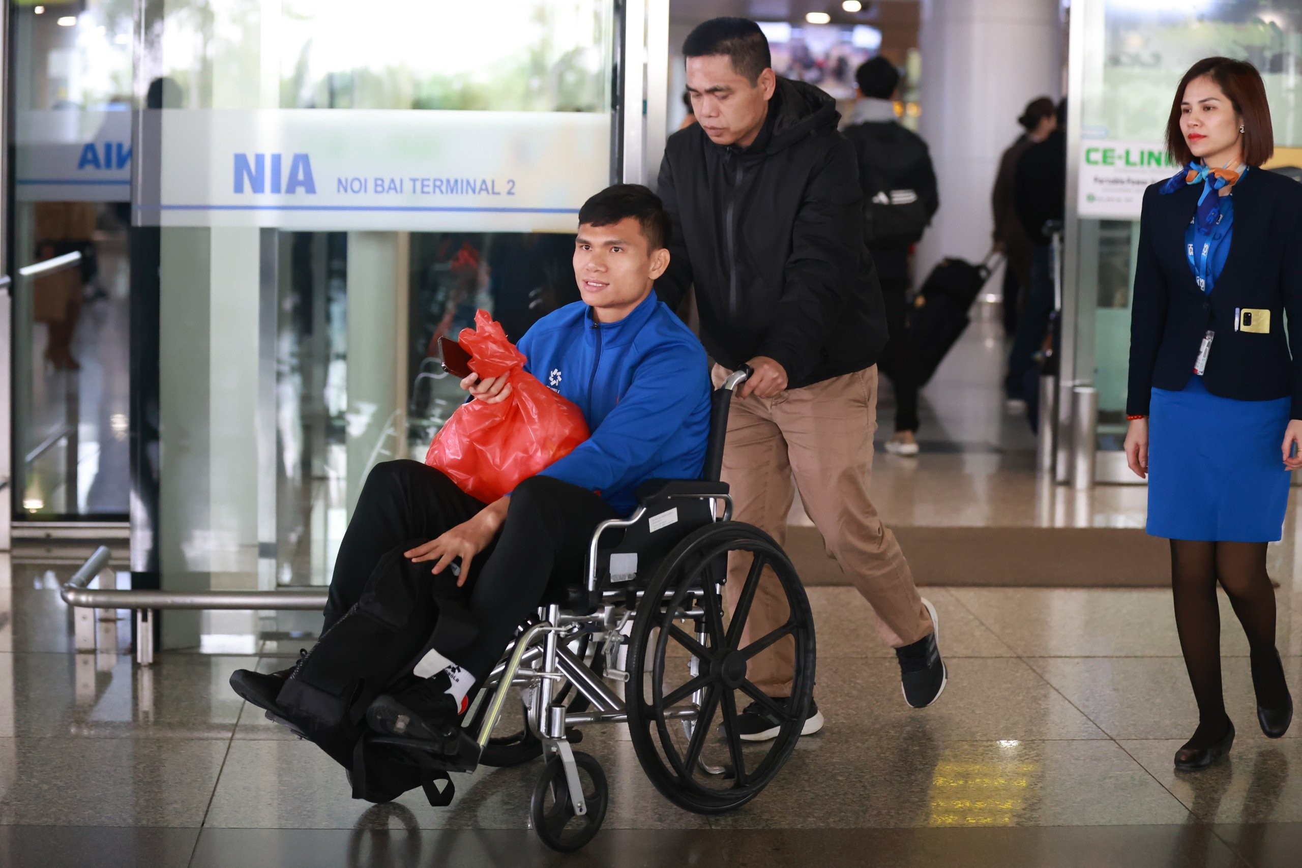 Xuân Mạnh ngồi xe lăn về nước
