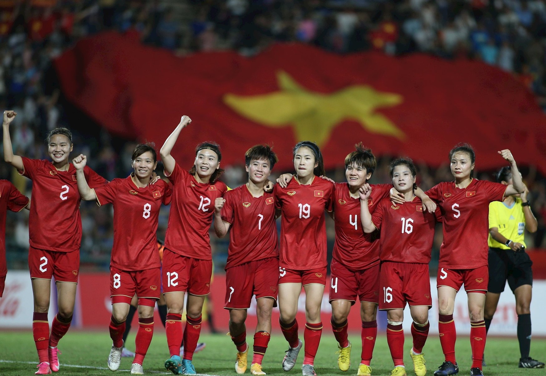 Bóng đá nữ không có thưởng Tết