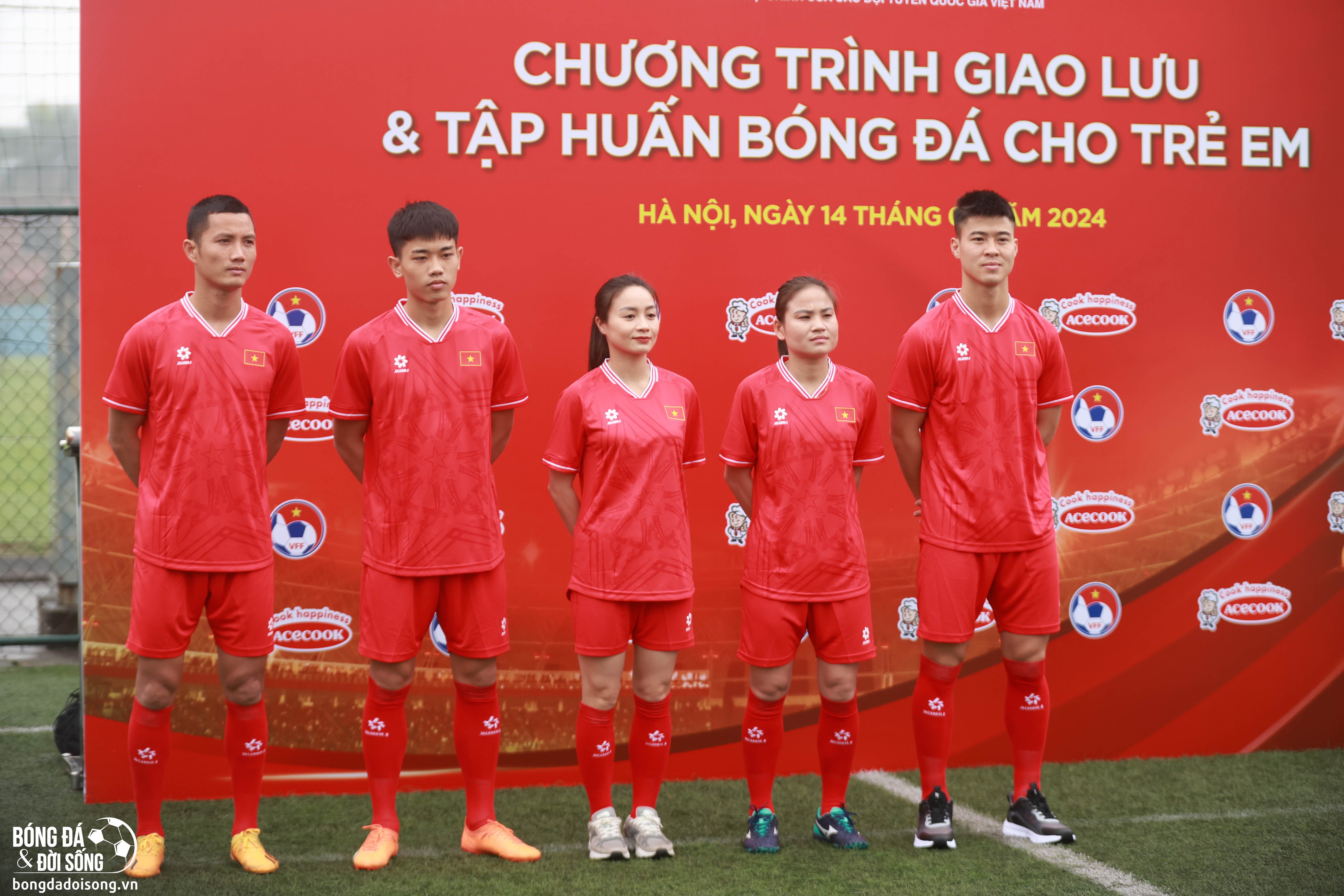 Đình Bắc, Duy Mạnh giao lưu bóng đá với các em nhỏ trường SOS