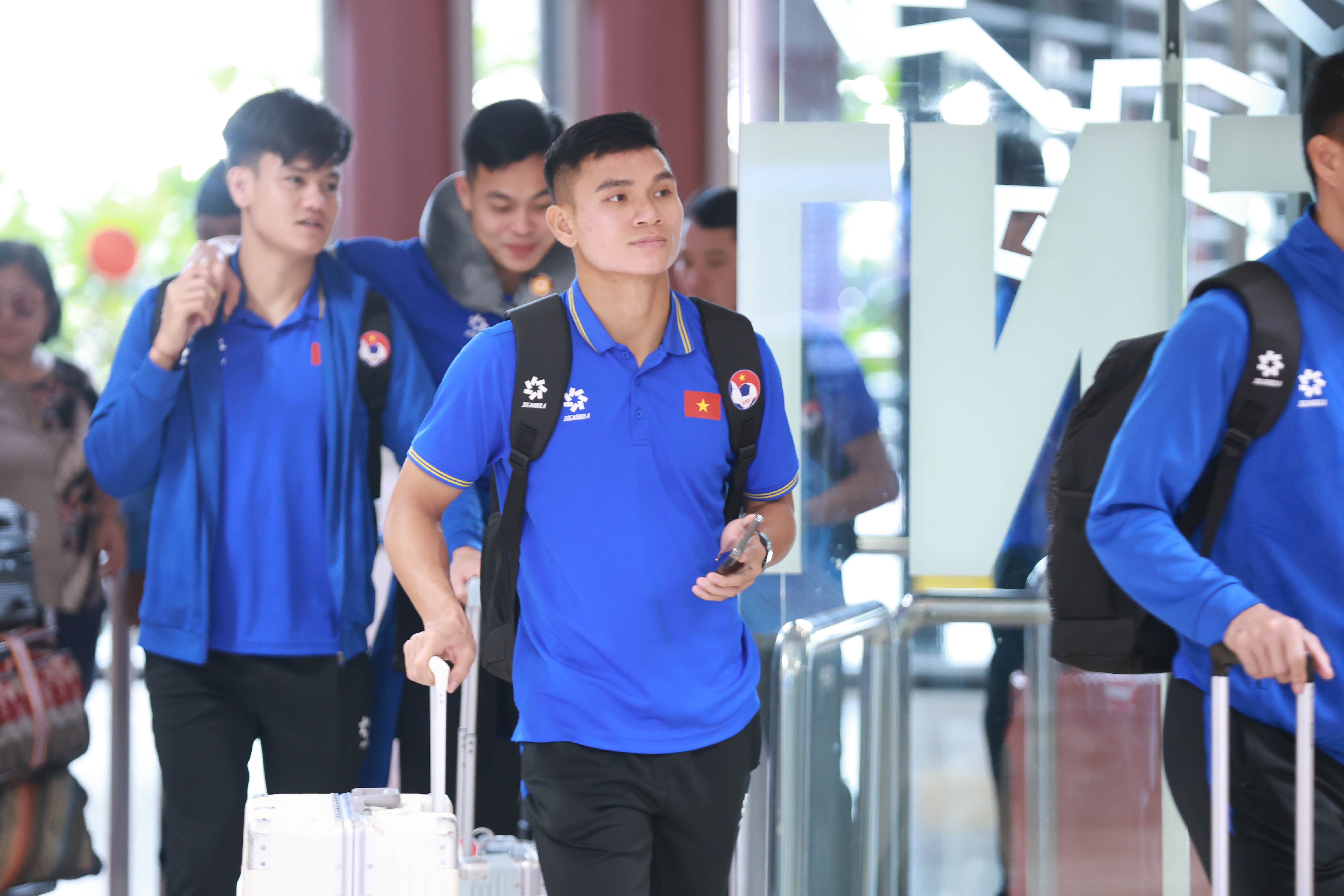 Đội tuyển Việt Nam lặng lẽ về nước