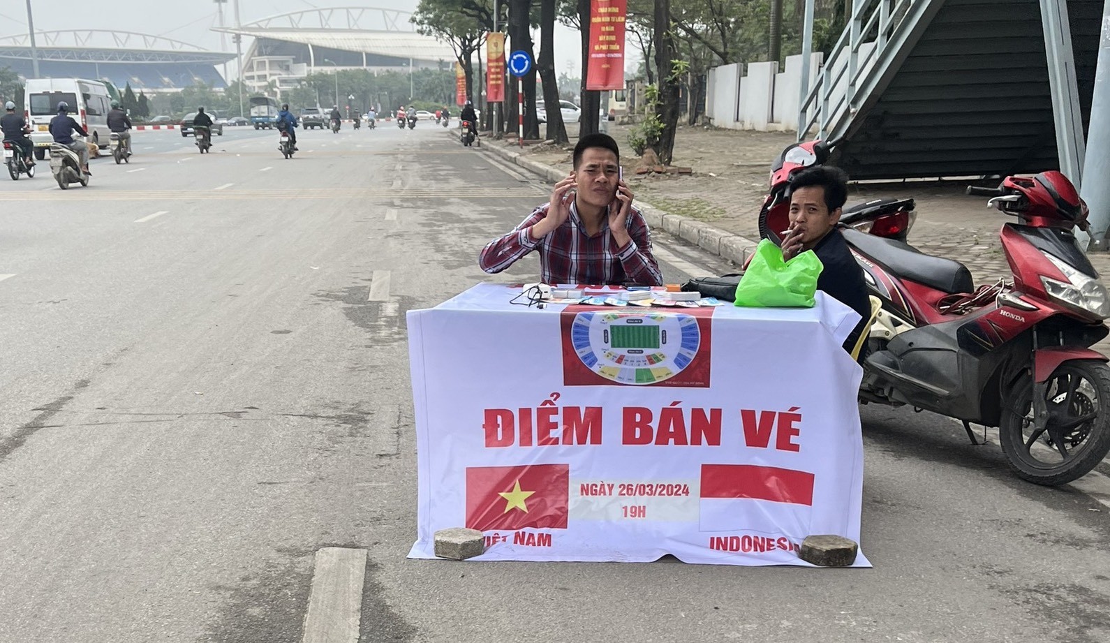 Vé trận Việt Nam - Indonesia ế ẩm, phe vé vẫn bán chênh cả trăm nghìn