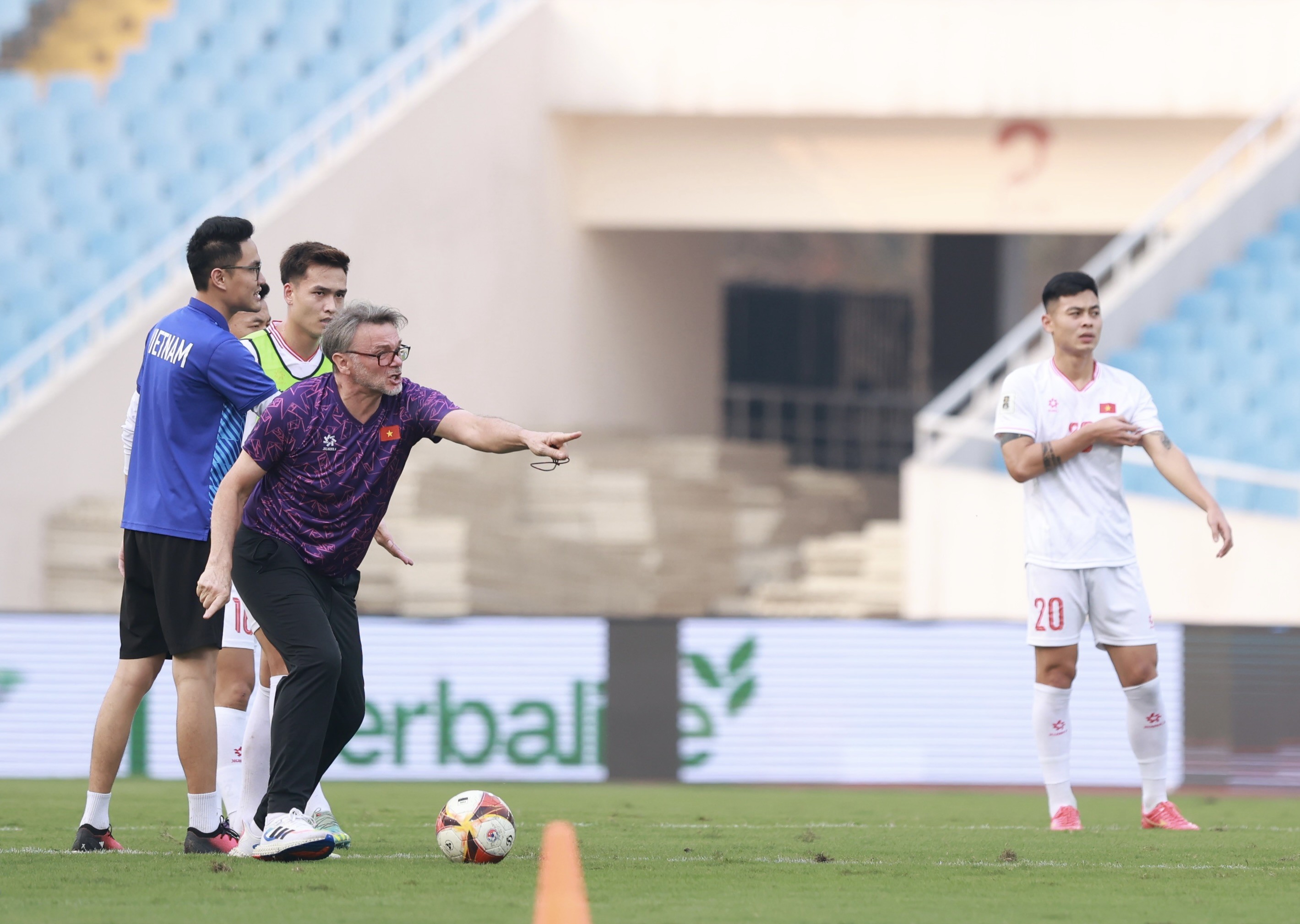 HLV Troussier nổi nóng với các học trò trước trận tái đấu Indonesia