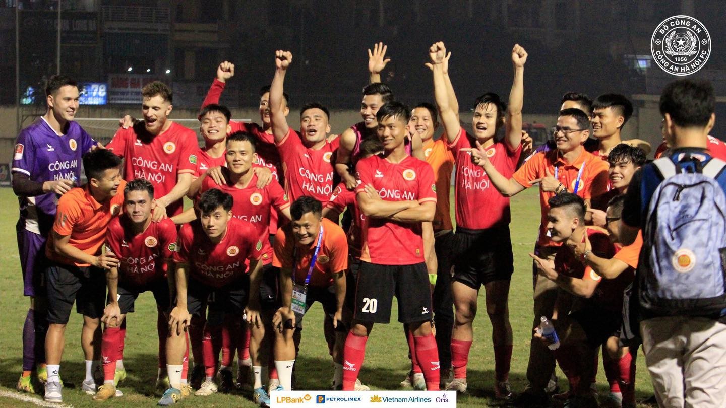 Phan Văn Đức ghi bàn ngày trở lại V-League