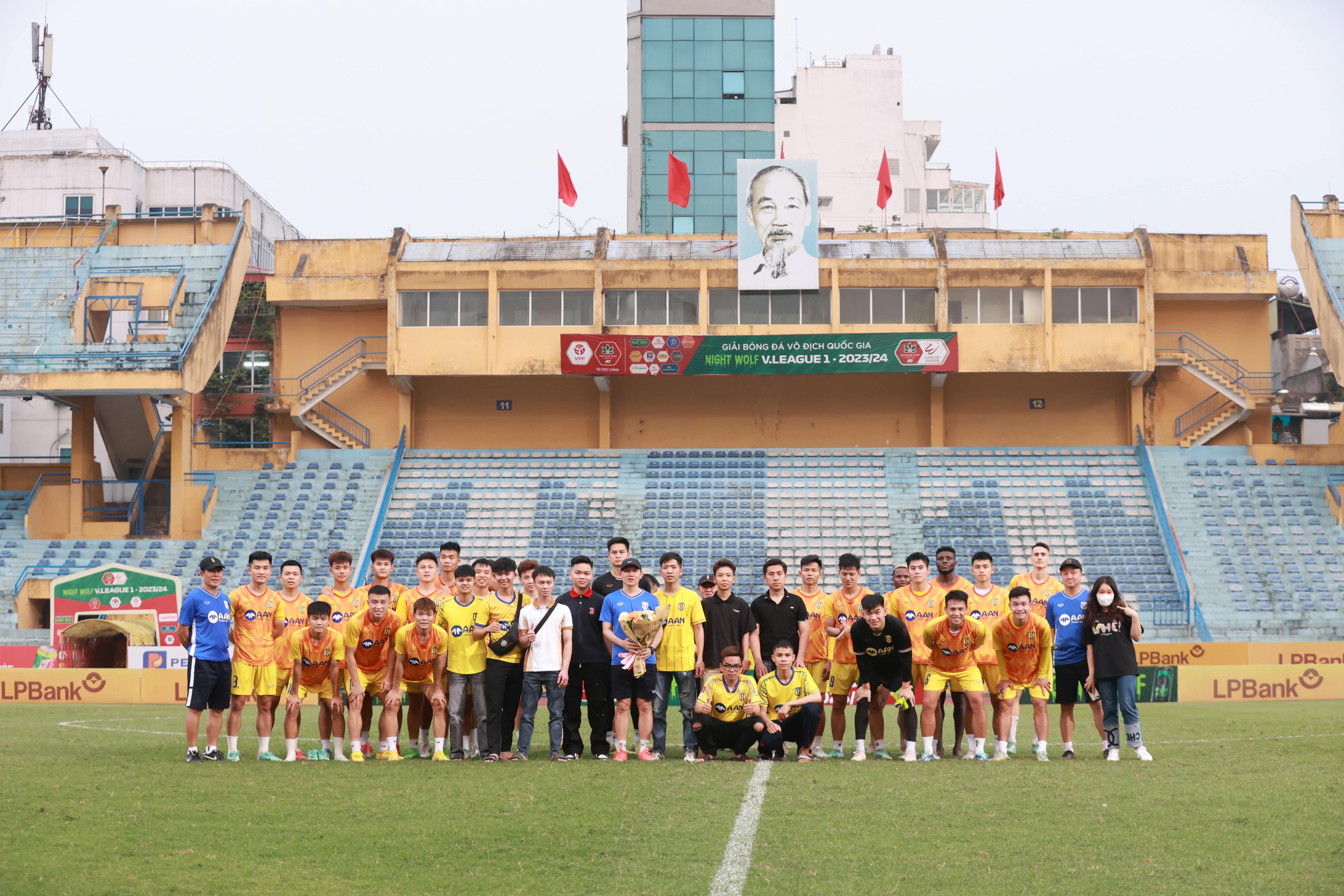 Sông Lam Nghệ An được ''tiếp lửa'' từ cổ động viên, trước trận đấu gặp CLB Công an Hà Nội