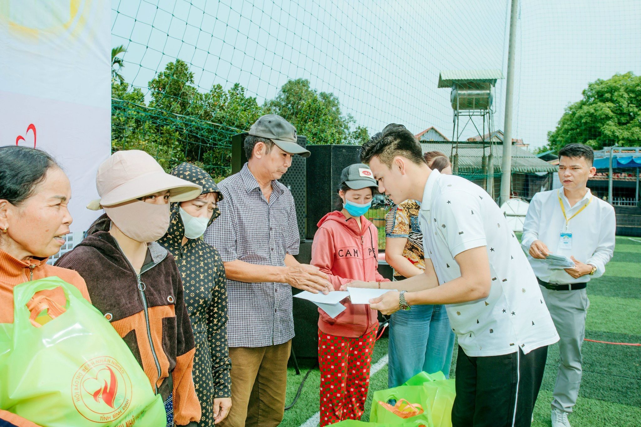 Hậu vệ Hồ Tấn Tài có hành động đặc biệt khi V.League tạm dừng
