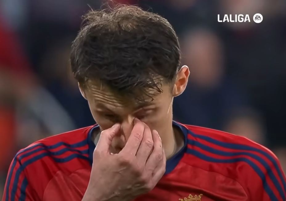 Bật cười với pha đá phạt đền kiểu "đứng hình mất 5 giây" của cầu thủ Osasuna