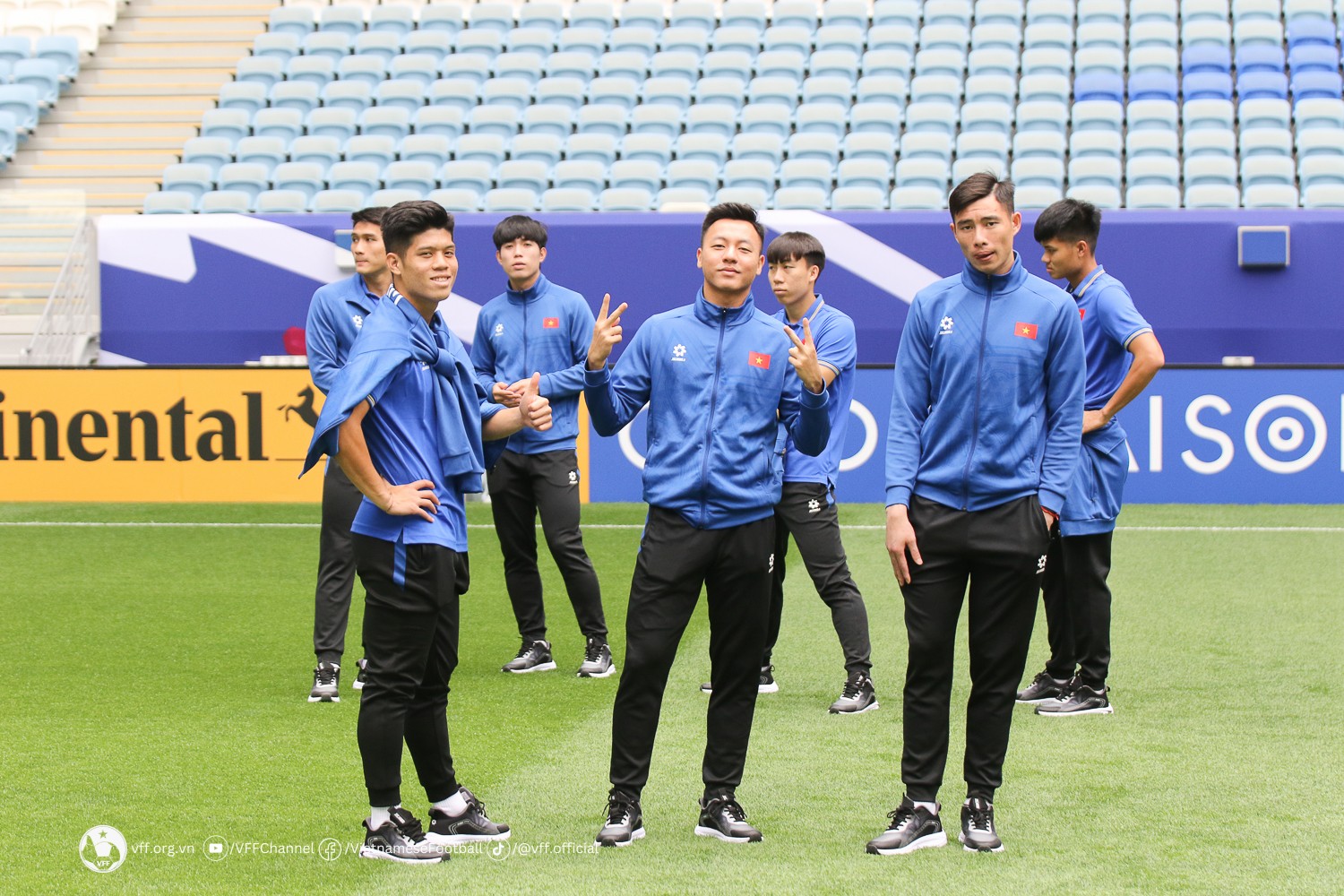 U23 Việt Nam hào hứng thăm quan sân vận động đẳng cấp World Cup, sẵn sàng cho U23 châu Á