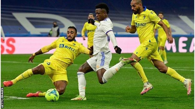 Nhận định bóng đá Real Madrid vs Cadiz, 21h15 ngày 4/5, La Liga: Thắng và lên ngôi