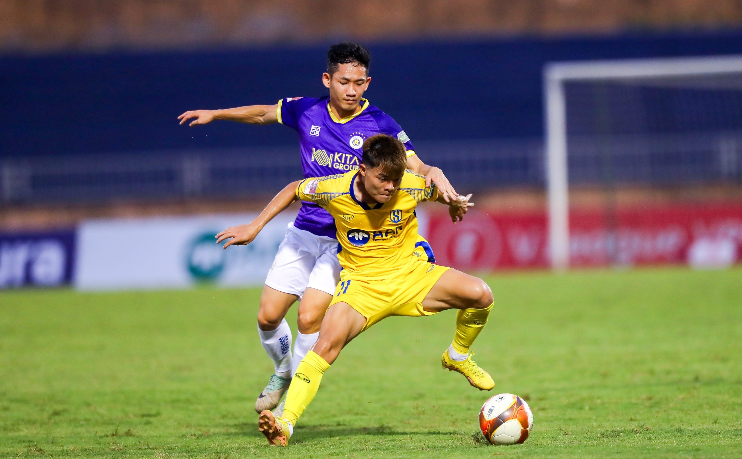 Sông Lam Nghệ An và Hà Nội FC chia điểm trên sân Vinh