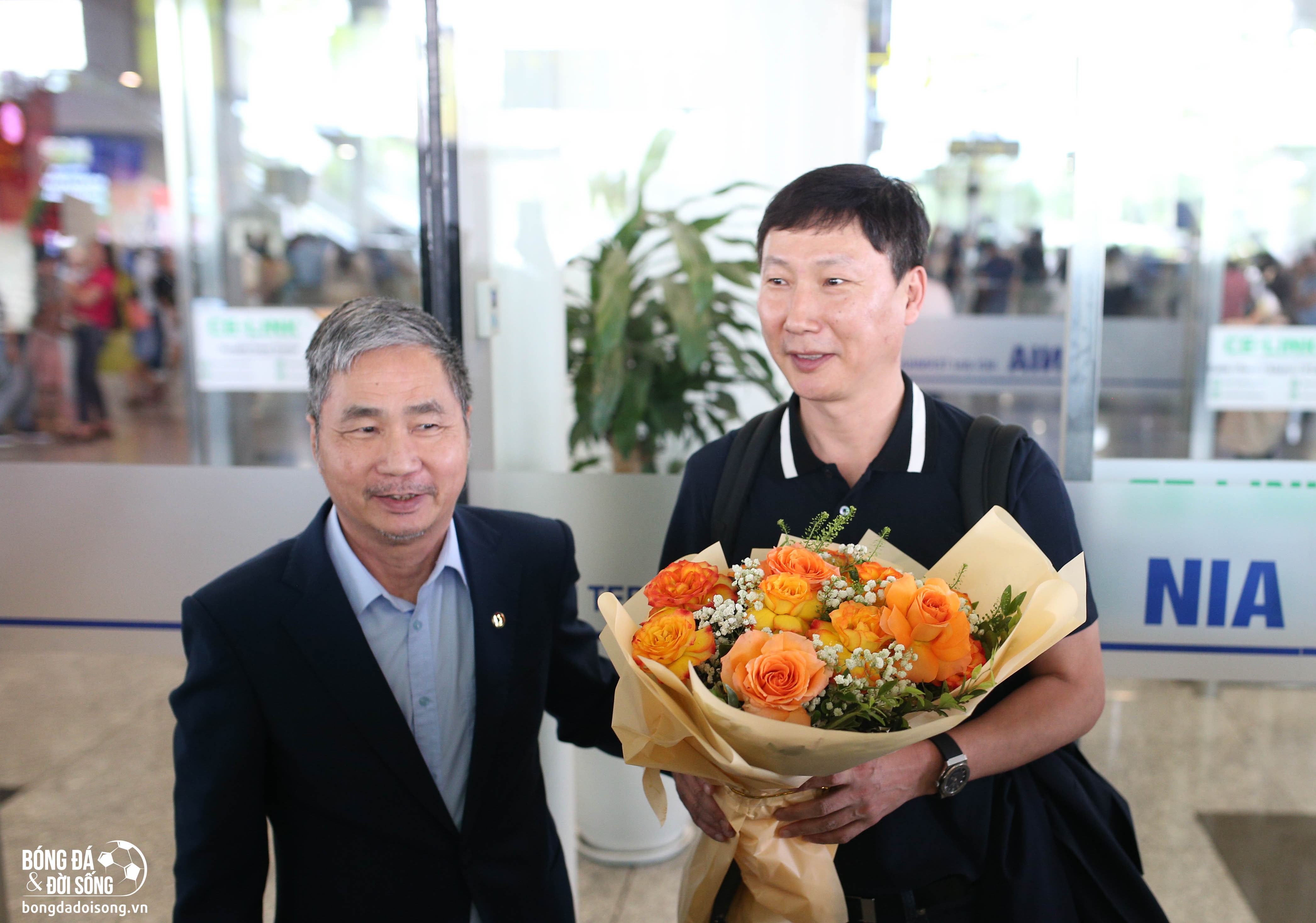 HLV Kim Sang-sik có mặt tại Việt Nam, sẵn sàng ngồi vào ghế nóng