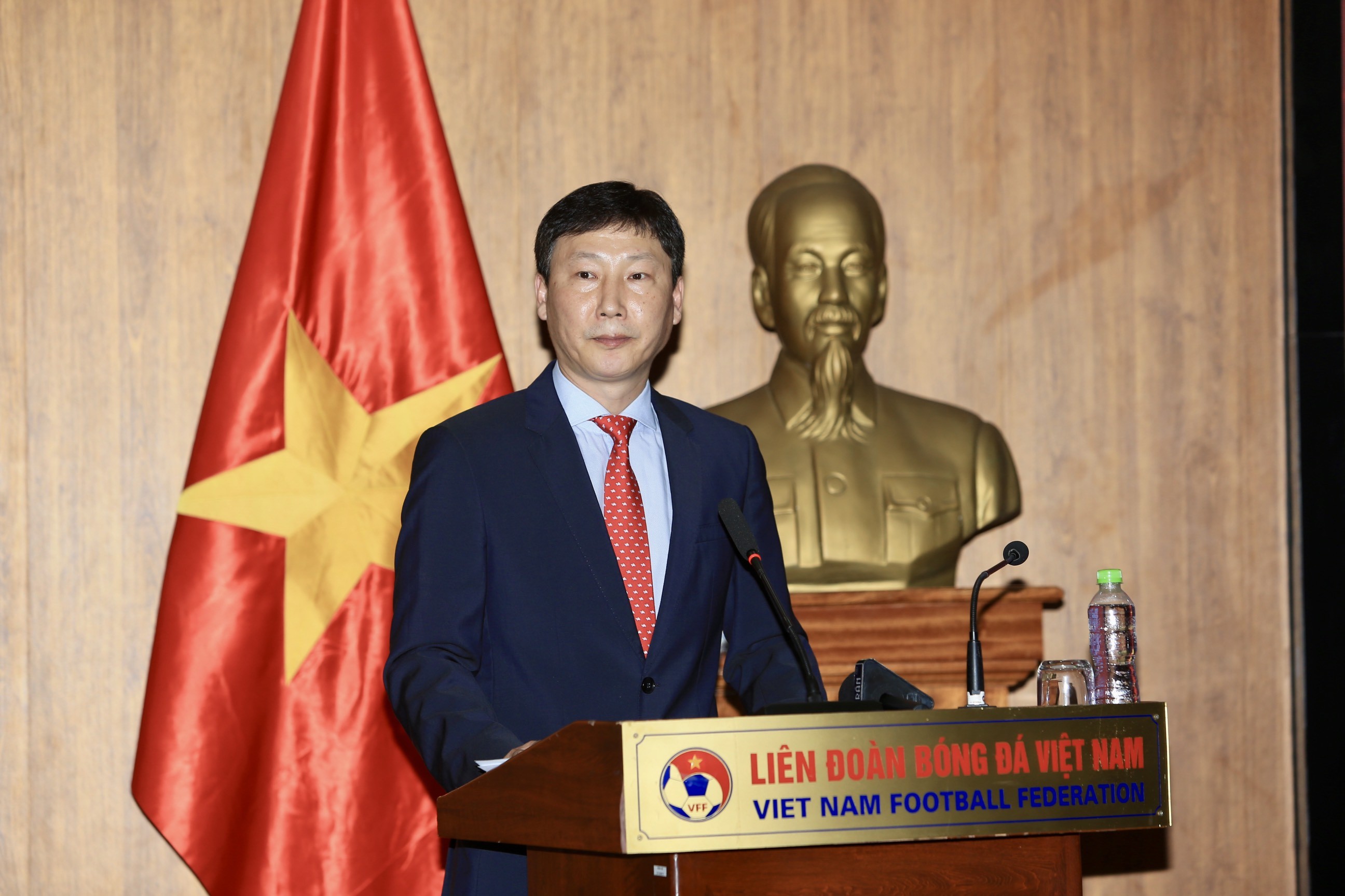 HLV Kim Sang Sik đi xem giò Văn Toàn và Tiến Linh, có hẹn với Hà Nội FC