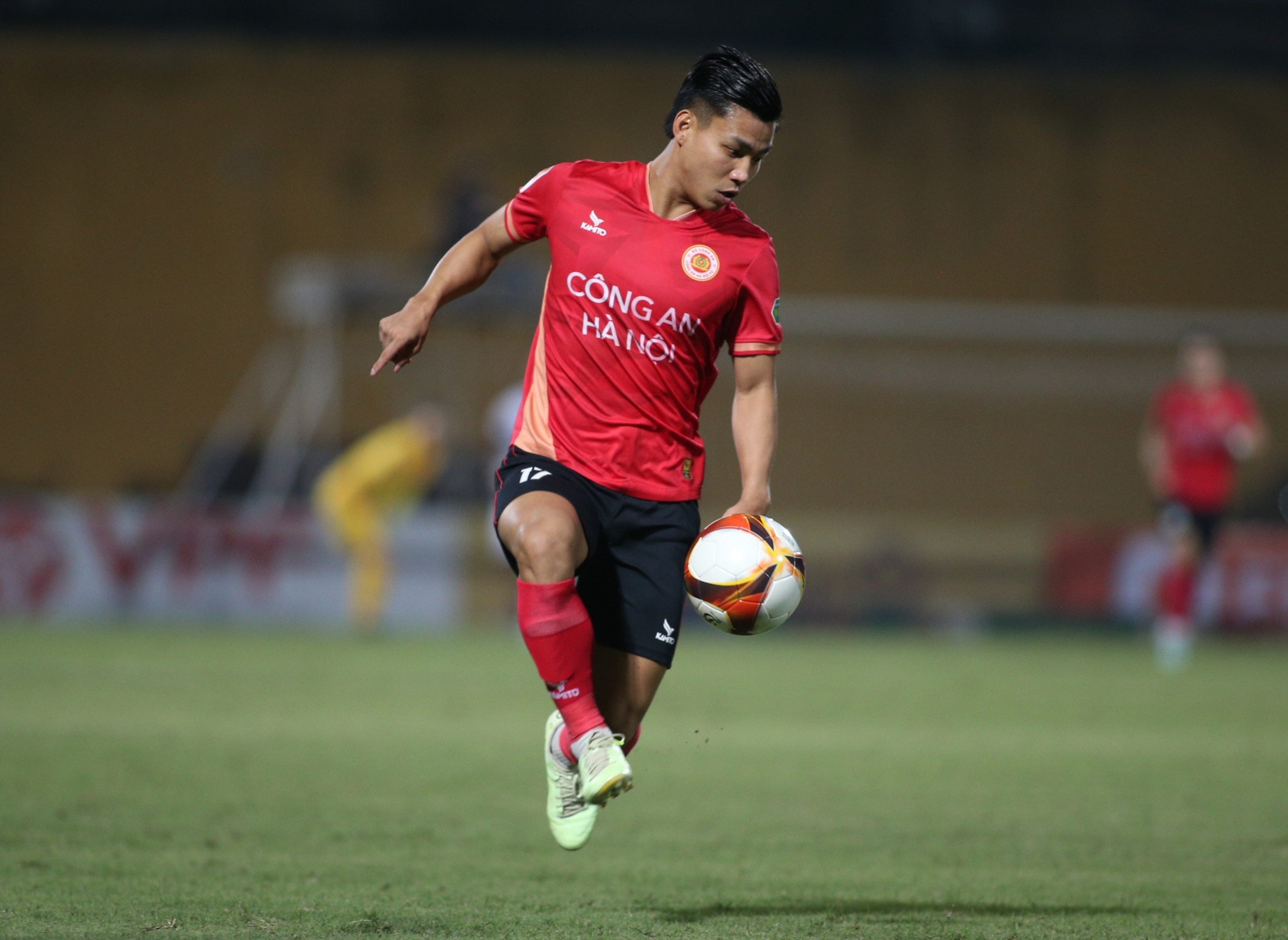 Văn Thanh bị cấm thi đấu 3 trận vì xúc phạm trọng tài