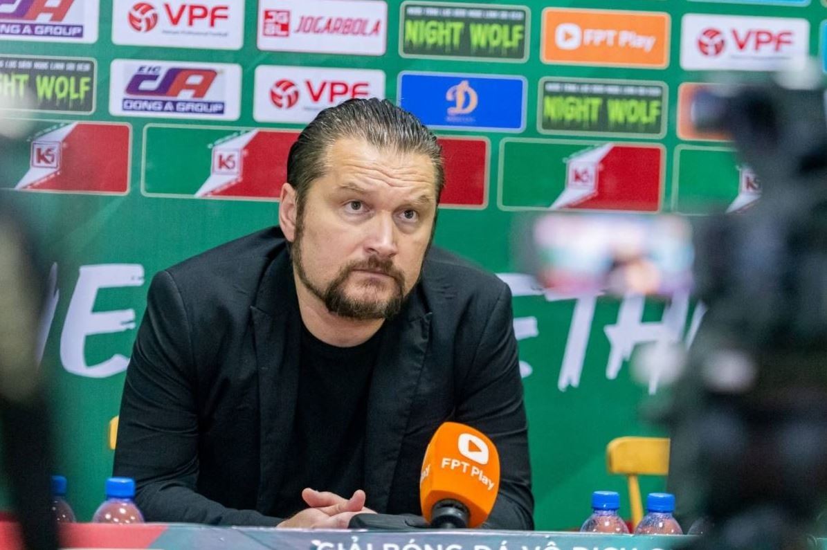 Độc lạ Thanh Hoá: Giám đốc làm phiên dịch, HLV Popov trả lời báo bằng 2 từ duy nhất