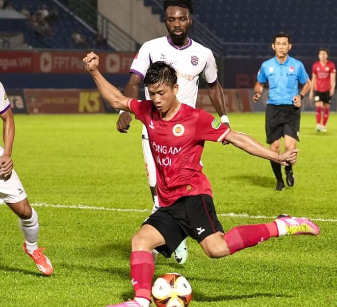 HLV Trần Tiến Đại buồn vì làm HLV Kiatisuk thất vọng, động viên Nguyễn Filip sau sai lầm nghiệp dư