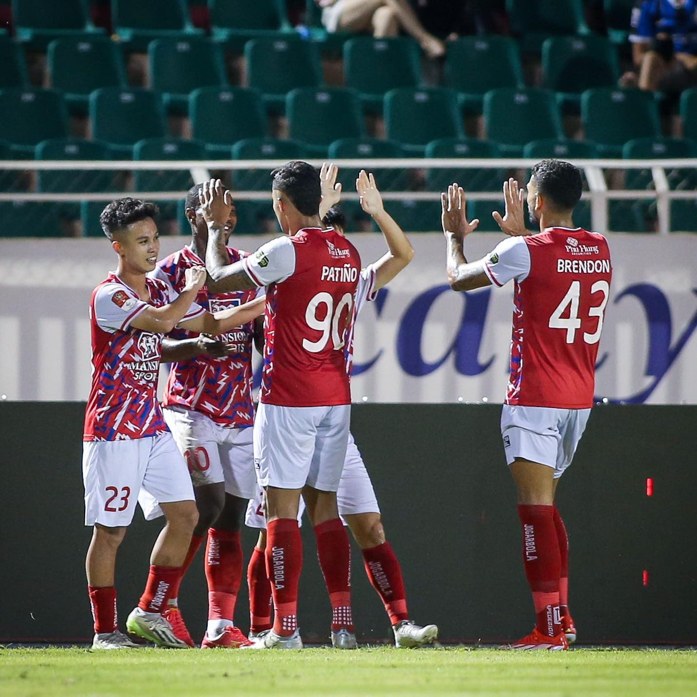 HAGL thua tan nát, CLB Hà Nội "bay" thẳng lên vị trí thứ 2