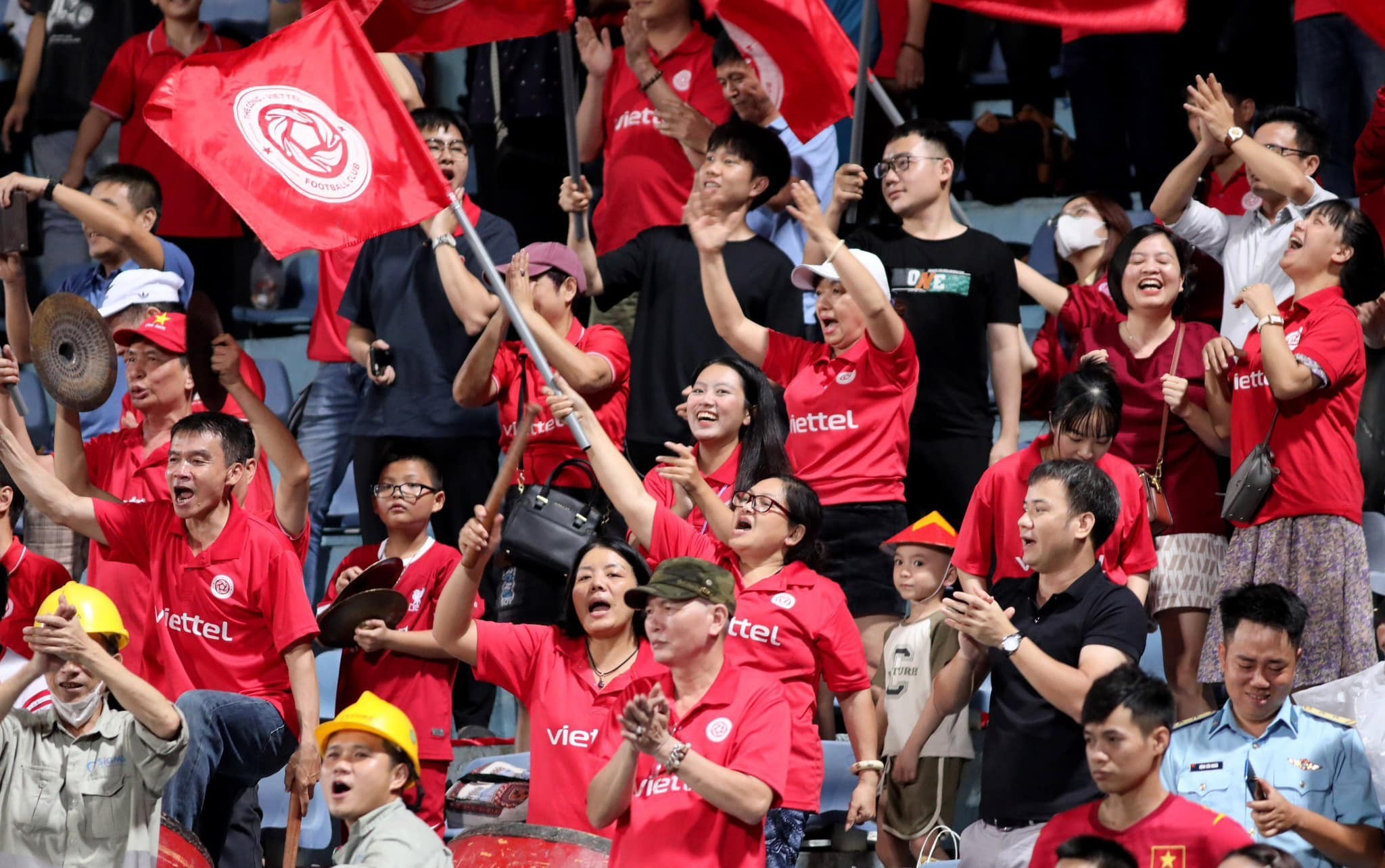 Thể Công Viettel có động thái lạ: Tặng vé miễn phí cho fan Man Utd