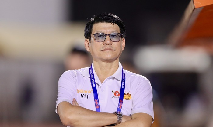 HLV Vũ Tiến Thành "đá xoáy" HLV Kim Sang Sik, chỉ trích trọng tài "cướp bàn thắng"