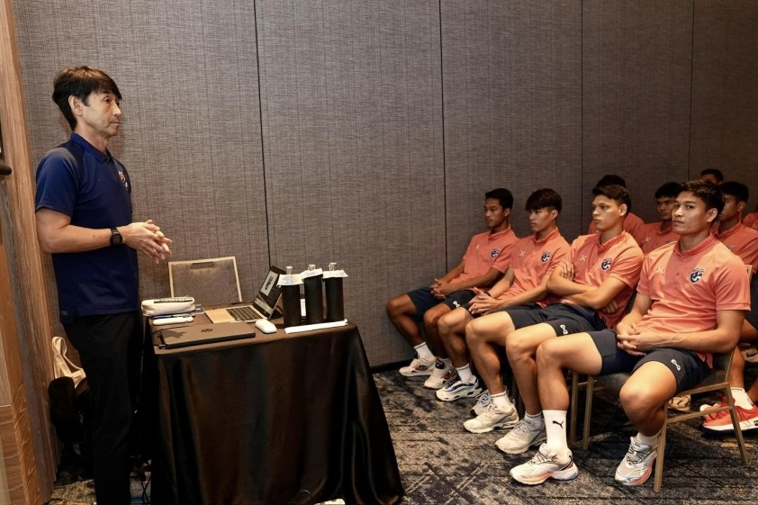 HLV ĐT Thái Lan lý giải bất ngờ khi loại hai cầu thủ "ngựa chứng"