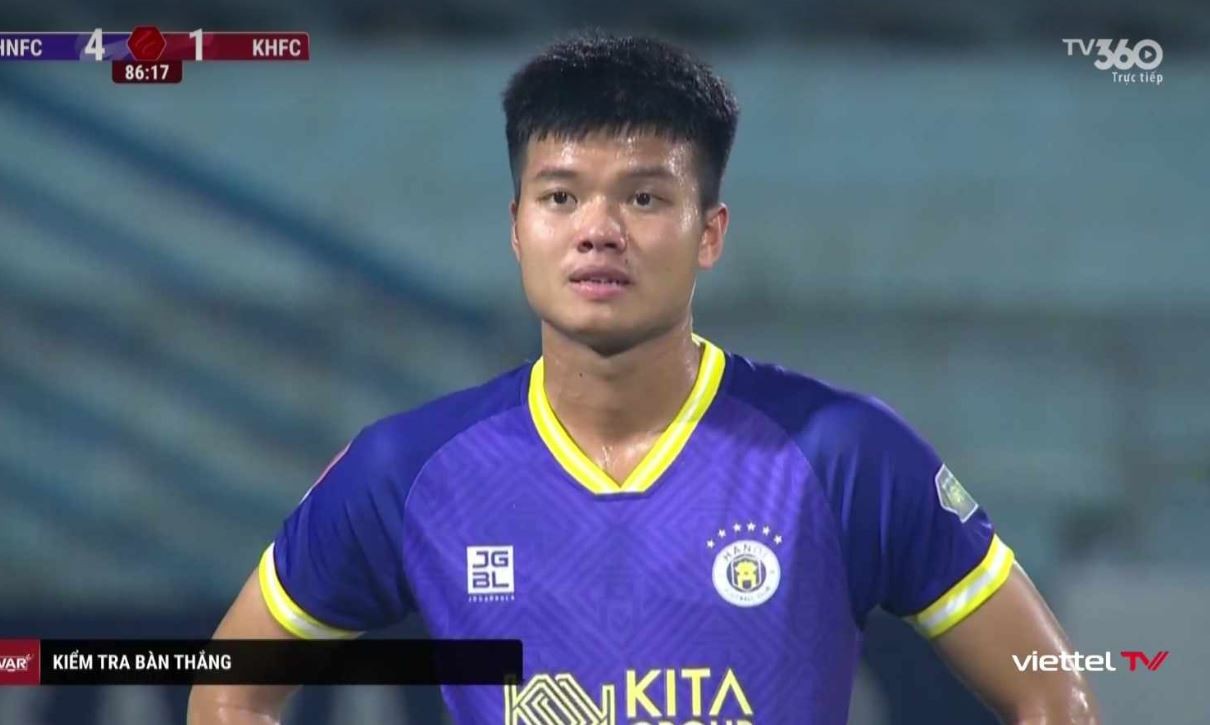 Văn Tùng đau đớn rời sân sau 10 phút thi đấu, nguy cơ lỡ hẹn với ĐT Việt Nam