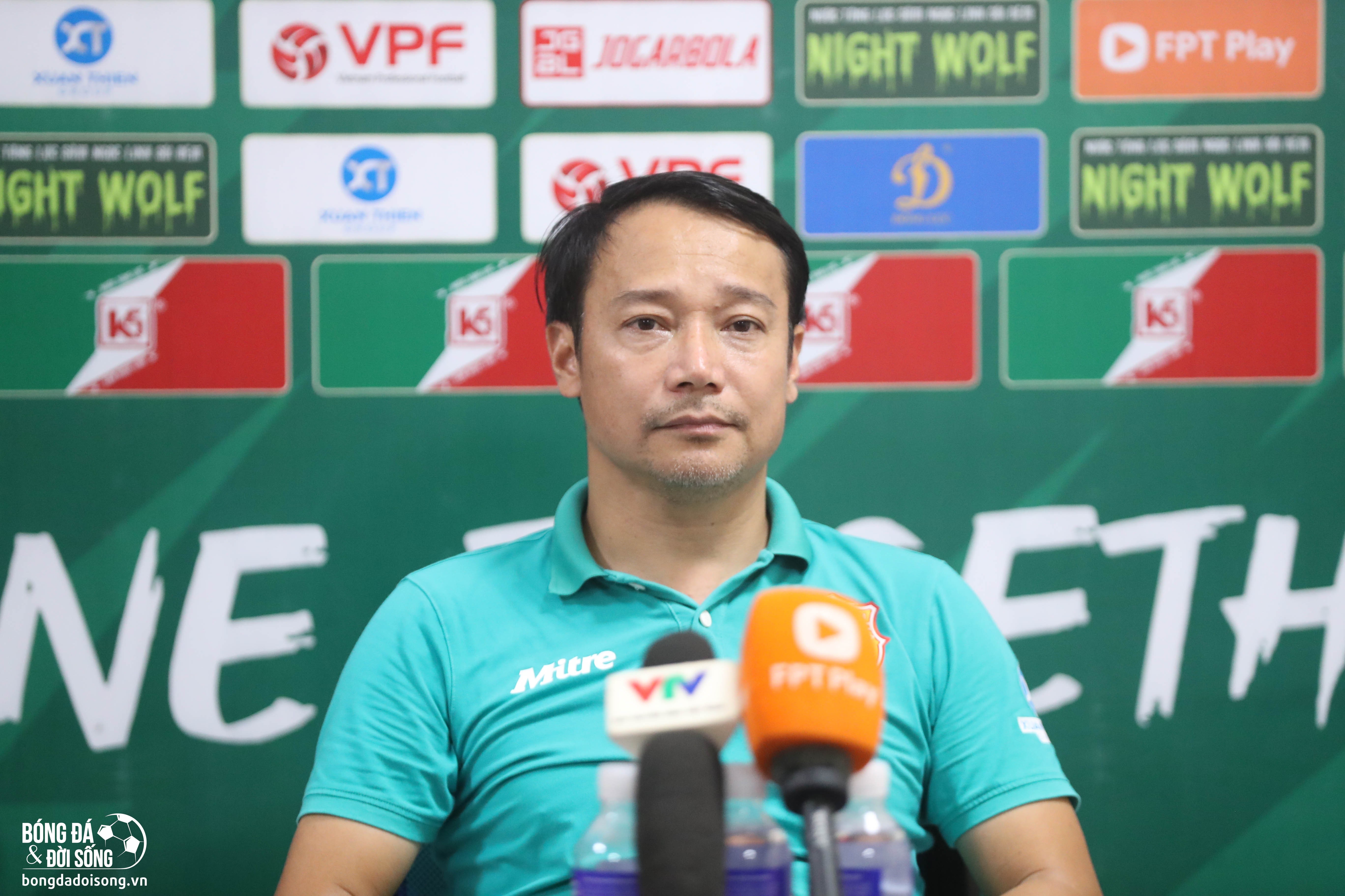 HLV Vũ Hồng Việt: 'Các cầu thủ trẻ của SLNA tinh thần thi đấu rất cao, và đặc biệt áp sát cực nhanh'
